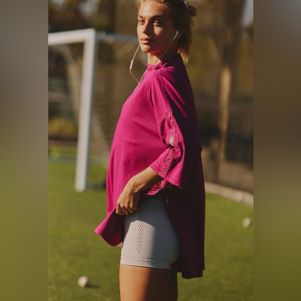 Free People Movement Throw Over Tunic. Color Berry Blitz. - Picture 2 of 11